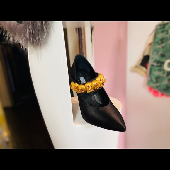 Prada - Picture 2 of 8